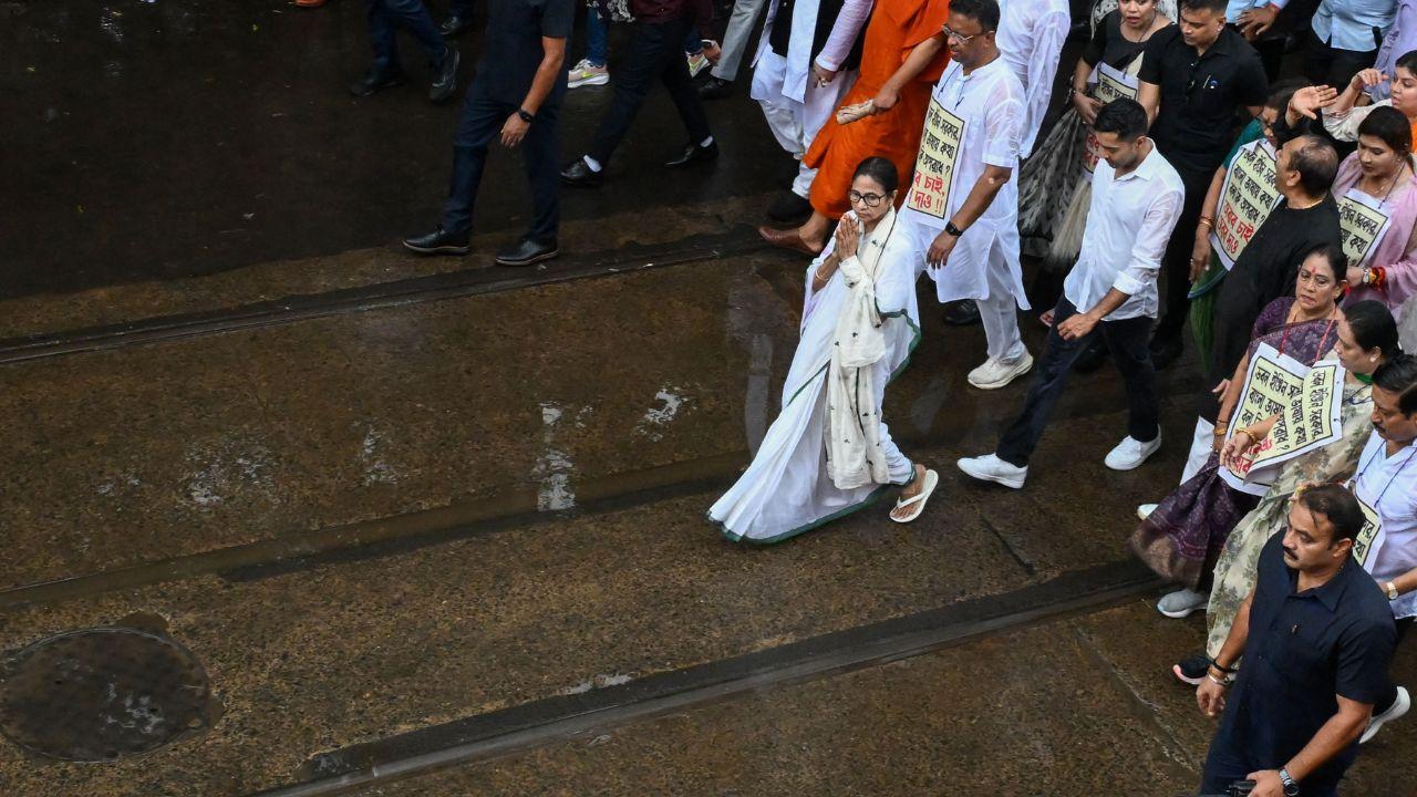 Senior ministers of the West Bengal Cabinet, Members of the Legislative Assembly (MLAs), and grassroots workers took part in the demonstration, which was framed as a show of unity with Bengalis living outside West Bengal